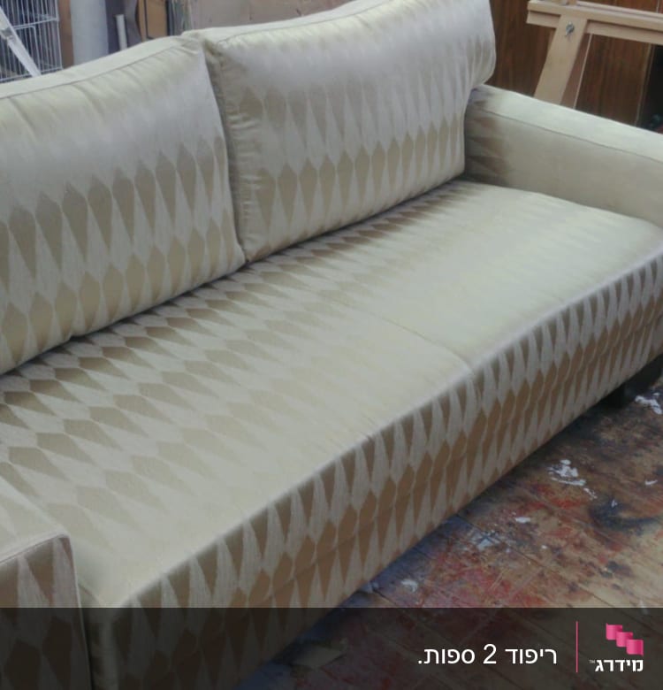 ספה מרופדת בבד עם דוגמת יהלומים